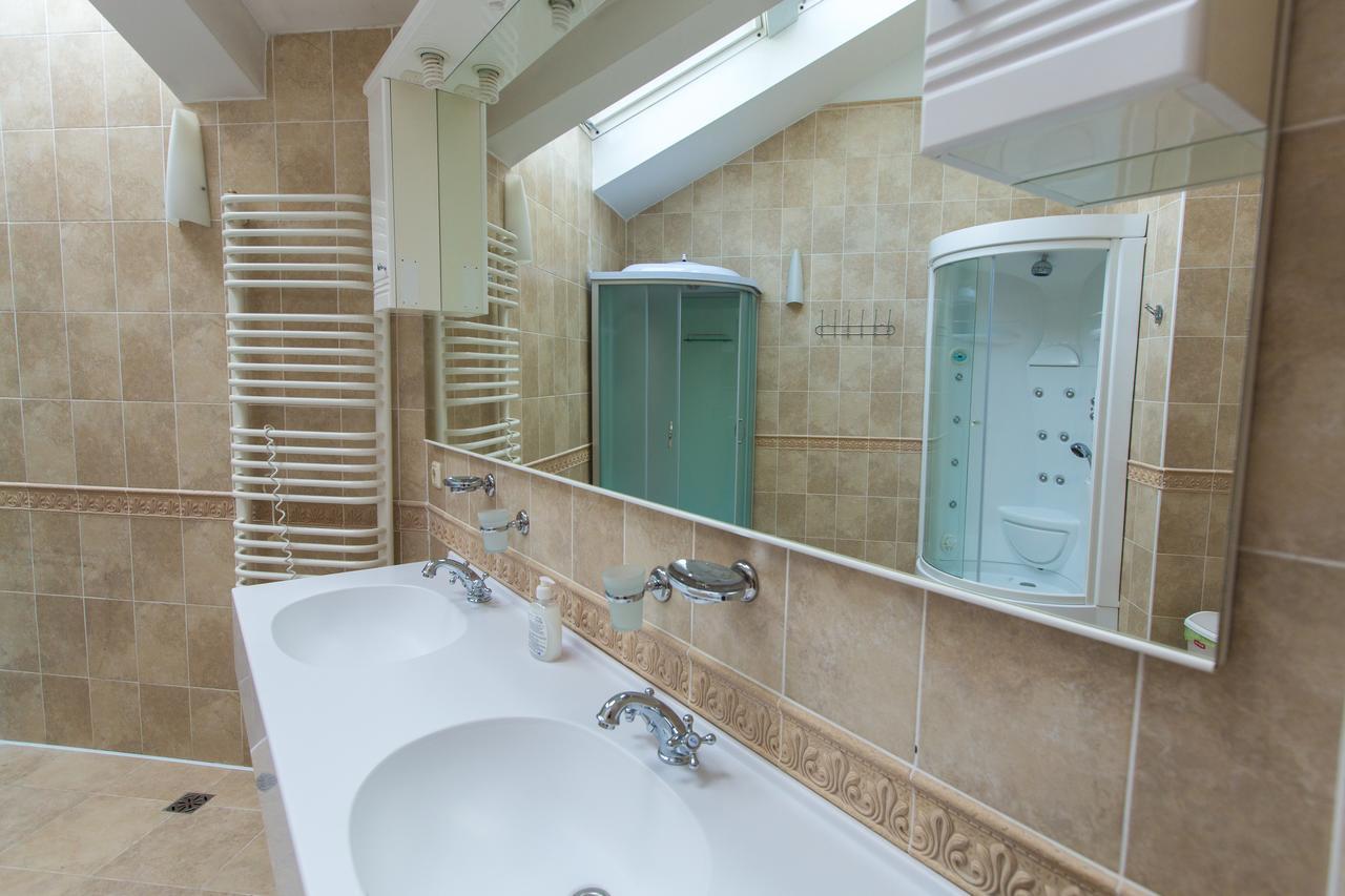10 Rooms Lviv Exterior photo